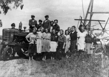 Młodzież zrzeszona w organizacji „Służba Polsce” podczas akcji żniwnej w PGR-ze w Objeździe. Objazda, gm. Ustka, 1951 r.