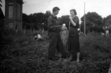 Jan Maziejuk i Hanna Federowicz podczas zbioru ziemniaków w PGR-ze