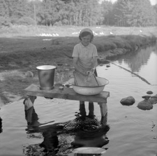 Pranie na tarze w rzece