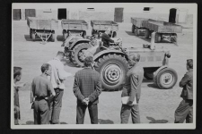 Poranna odprawa pracownik&oacute;w PGR-u przez dyrektora Jerzego Elzanowskiego