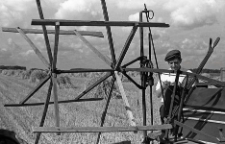 Henryk Cekała obsługuje snopowiązałkę