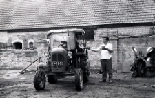 Przy pracyHenryk Cekała na traktorze, obok stoi brat gospodarza Czesław