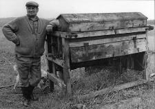 Lew Kiedrowski przy młockarni