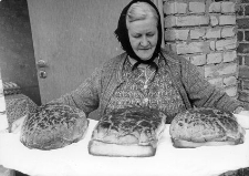 Pani Kuklińska-Garbek z upieczonym przez siebie chlebem