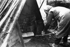 Gertruda Bińczyk wypieka chleb