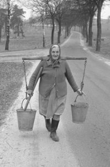 Helena Janicka niesie wodę (w niekt&oacute;rych gospodarstwach brakowało studni)