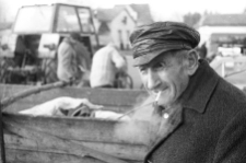 Magazyn nawoz&oacute;w sztucznych. Gospodarz oczekuje na przydział nawozu