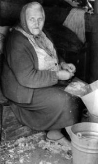 Aniela Reszka z Borowego Młyna przy darciu pierza