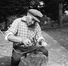 Jakub Talewski przy klepaniu kosy