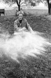 Wiosenny rozsiew nawozu sztucznego w gospodarstwie Stanisława Makucha