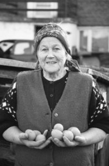 Anastazja Cekała przy zbiorze jaj