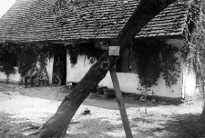 Rodzina wiejska przed najstarszym domem w Machowinie wybudowanym w 1777 r.