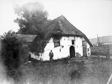 Mężczyzna przed chałupą dymną