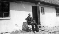 August Golchert przed swoim domem we wsi Zębowo. Dom stoi do dziś