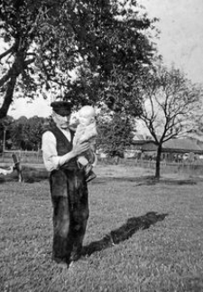 Karl Damaschke z wnukiem Erfriedem w ogrodzie
