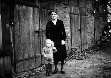Magdalena Damaschke z synem Erfriedem przy stodole
