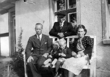 Paul Damaschke, Emil B&auml;cker, Martha B&auml;cker n&eacute;e Damaschke, Dieter B&auml;cker, Erfried Damaschke in front of the house in Sycewice
