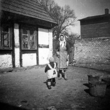 Marianna Grudzień z wnuczką Ewą w obejściu gospodarskim