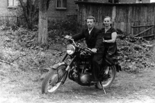 Jadwiga i Józef Kuczyńscy na motorze