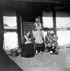 Elfrieda Grudzień z d. Gliefe z teściową Marianną Grudzień i Mieczysławą Rosołek (siostrą Marianny) oraz z synem Janem przed domem w Wieliszewie