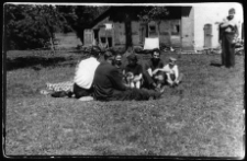 Maria (3. od lewej) i Wacław (5. od lewej) Okunowiczowie z synem Stanisławem i gośćmi. Z prawej stoi Piotr Okunowicz (brat Wacława)