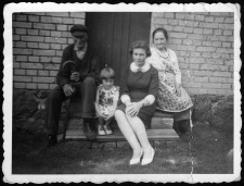 Franciszek i Aniela Uzarek, córka Lucyna Tess, wnuczka Krystyna Ługowska na stopniach przed drzwiami do spichlerza