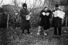 Grupa przebierańc&oacute;w z noworocznym niedźwiedziem