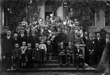 Grupa os&oacute;b biorących udział w uroczystościach dożynkowych (1)