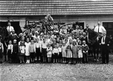 Grupa os&oacute;b biorących udział w uroczystościach dożynkowych (3)