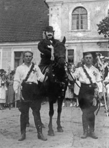 Uroczystości dożynkowe. Willi Albrecht w masce starca siedzi na koniu