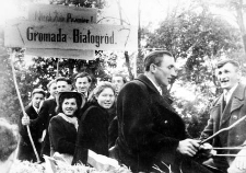 Grupa osadników z Białogardy w drodze na obchody dożynkowe