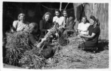 Członkowie zespołu teatralnego Dębina-Objazda przygotowują wieńce dożynkowe