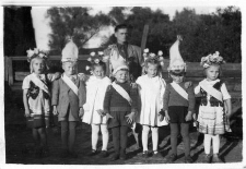 Feliks Kozub pierwszy polski sołtys Objazdy z grupą dzieci podczas dożynek