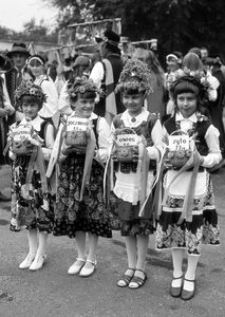 Dziewczynki trzymające koszyki z ziarnem podczas Dożynek Dekanatu Lęborskiego