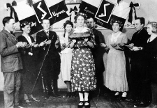 Inscenizacja sztuki &bdquo;Błogosławiony chleb&rdquo; przygotowanej przez Leona Wysieckiego i Bernarda Wr&oacute;bla (Towarzystwo Młodzieży Polskiej z Ugoszczy) z okazji dożynek