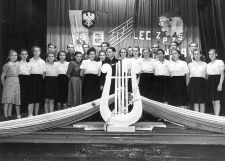 First Singing Convention of the 5th Słupsk District and the 6th Darłow District of the Singing Association of Western Pomerania in Szczecin. &lsquo;Choir Echo Objazda&rsquo; on the stage of the Słupsk theatre