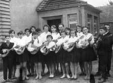 Zespół mandolinistów przed budynkiem Gromadzkiej Rady Narodowej (GRN)