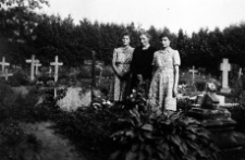 Irmgard, Berta i Magdalene Woggon odwiedzają groby bliskich