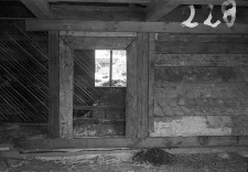 Chata zrębowa - fragment ściany i drzwi z wielkiej izby do alkierza - Lipuska Huta [3]