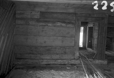 Chata zrębowa - ściana i drzwi z wielkiej izby do sieni - Lipuska Huta [4]