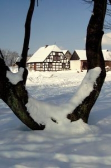 Budynek mieszkalny z zabudowaniami gopsodarczymi w Bruskowie Wielkim zimą (1)