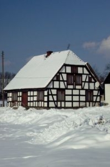 Budynek mieszkalny w Bruskowie Wielkim zimą (3)