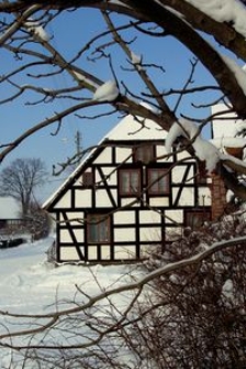 Budynek mieszkalny w Bruskowie Wielkim zimą (4)