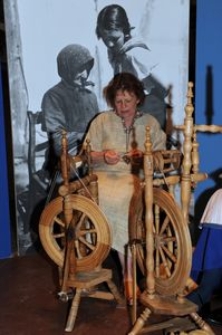 Prządka przy kołowrotku w Muzeum Kultury Ludowej Pomorza w Swołowie (2)