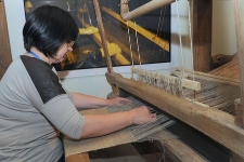Tkaczka przy krośnie tkackim w Muzeum Kultury Ludowej Pomorza w Swołowie (6)
