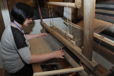 Tkaczka przy krośnie tkackim w Muzeum Kultury Ludowej Pomorza w Swołowie (7)