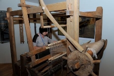 Tkaczka przy krośnie tkackim w Muzeum Kultury Ludowej Pomorza w Swołowie (8)