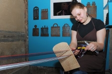 Tkaczka przy deseczce tkackiej w Muzeum Kultury Ludowej Pomorza w Swołowie (1)