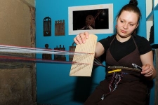 Tkaczka przy deseczce tkackiej w Muzeum Kultury Ludowej Pomorza w Swołowie (2)