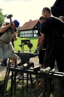 Kowale przy pracy w Zagrodzie Albrehta w Swołowie (4)